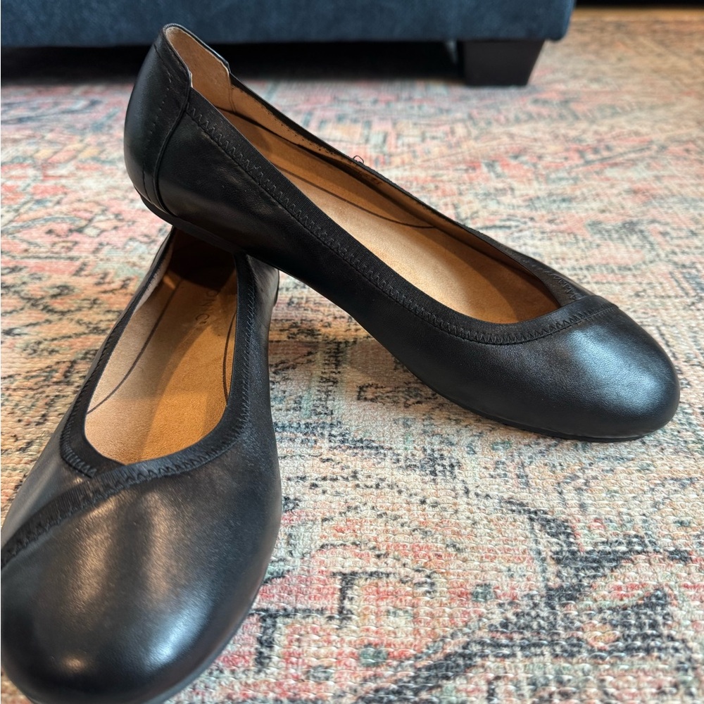VIONIC Classic Black Women's Ballet Flats